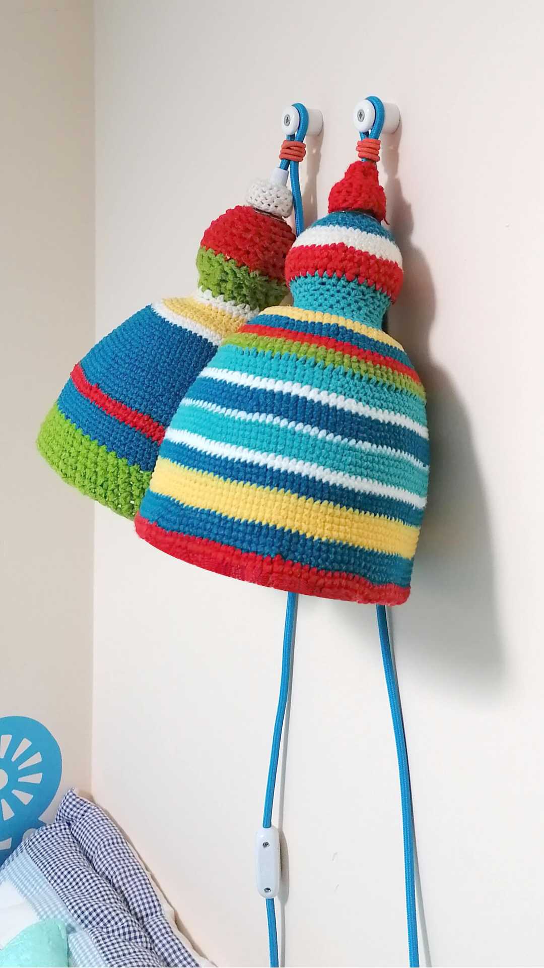 Customizable handmade knitted lamp