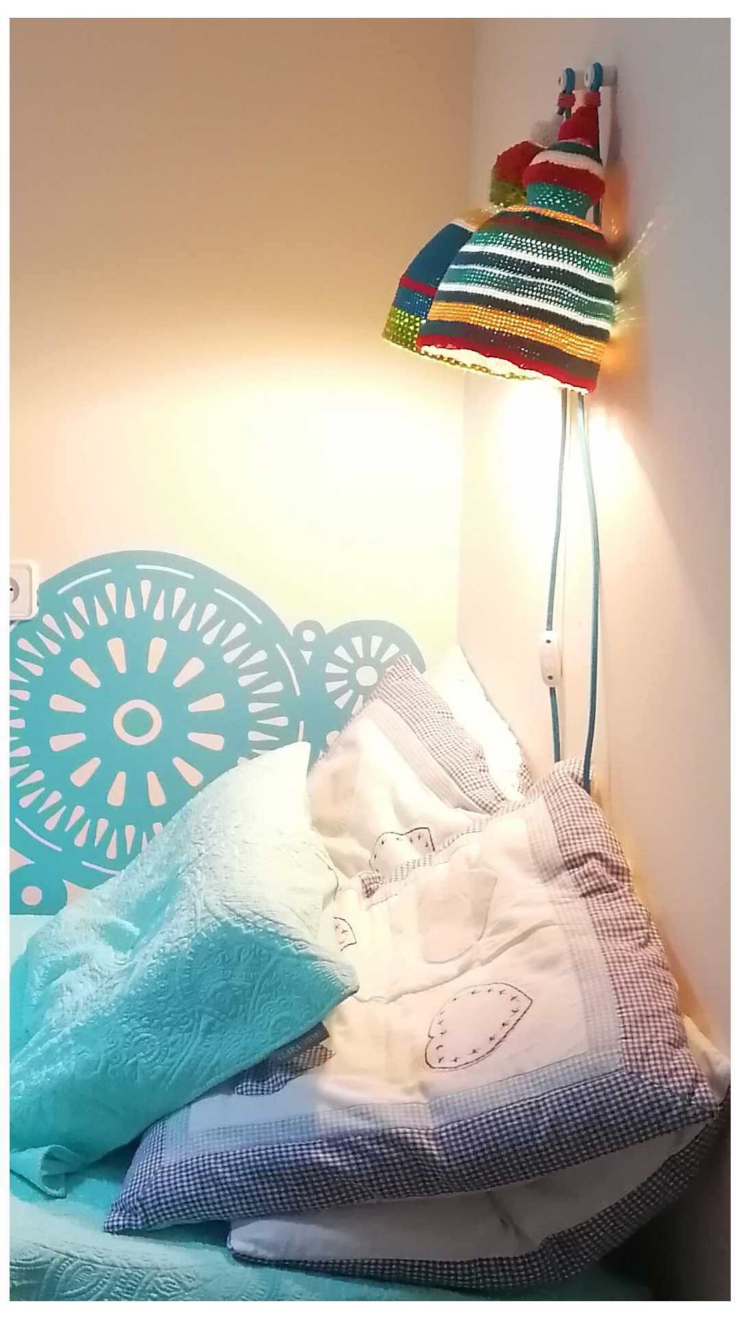 Customizable handmade knitted lamp