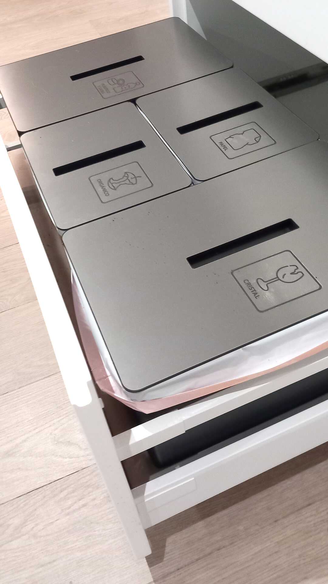 Recycling  elegant autoadhesive labels