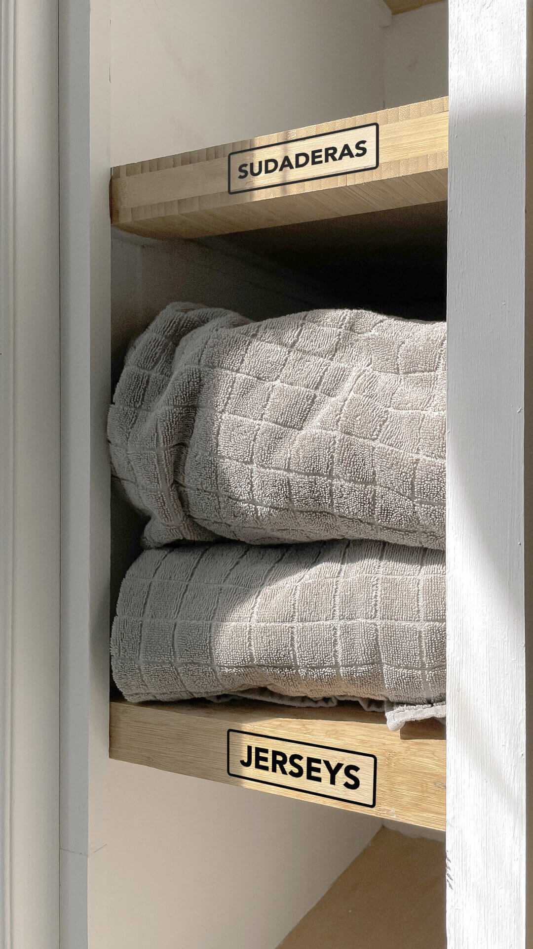 TDAH autoadhesive labels for low vision closet