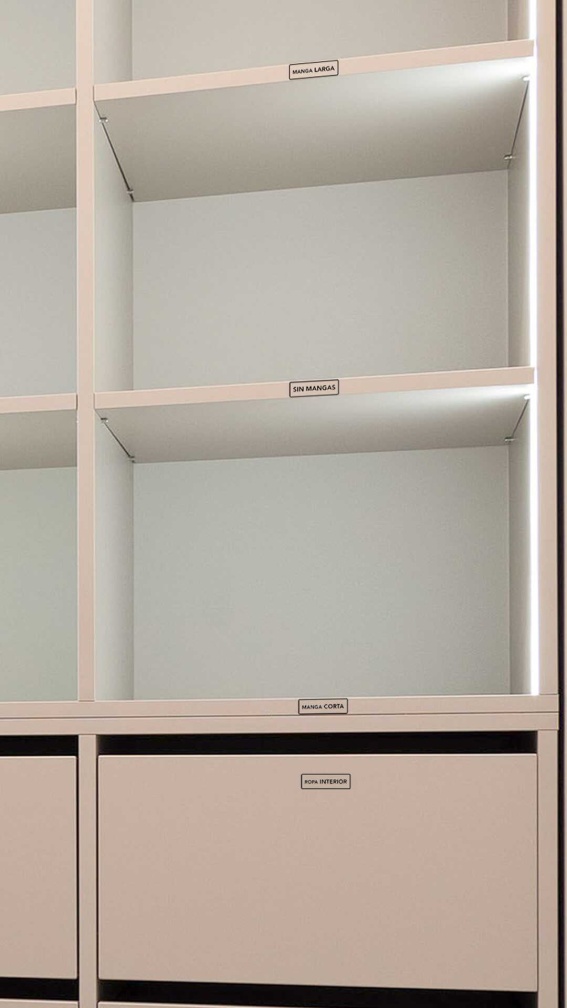 Etiquetas para ropa fáciles de leer | armario y organización