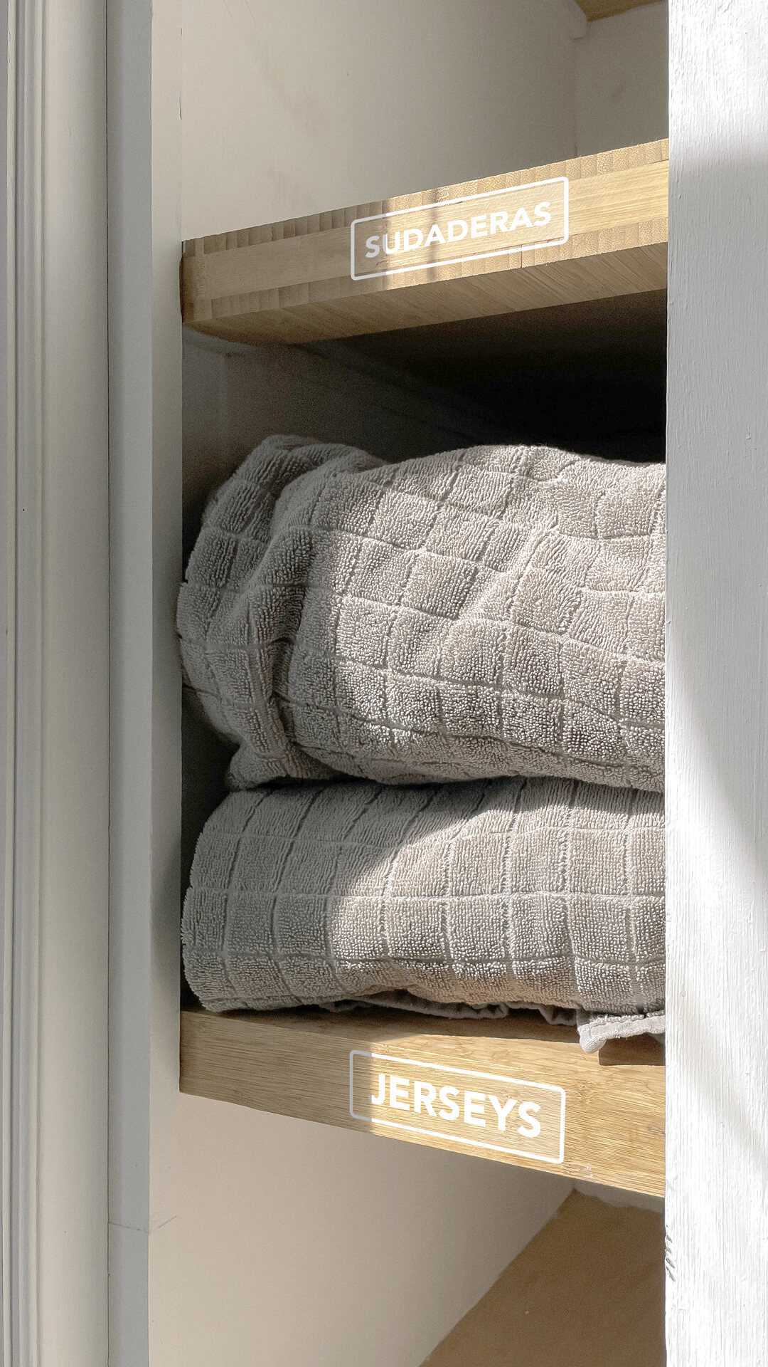 TDAH autoadhesive labels for low vision closet