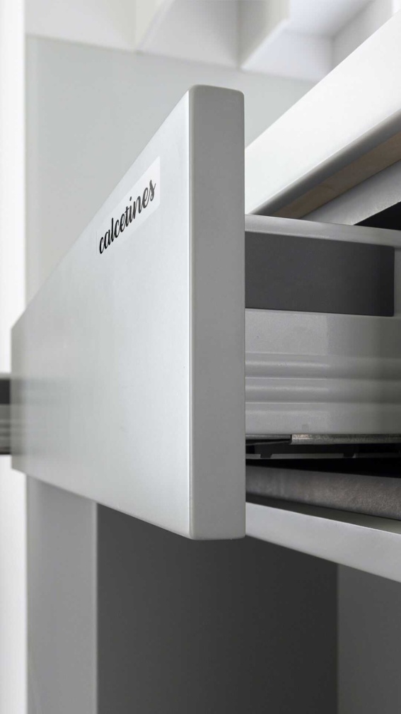 Etiquetas lettering para organizar la ropa en el armario