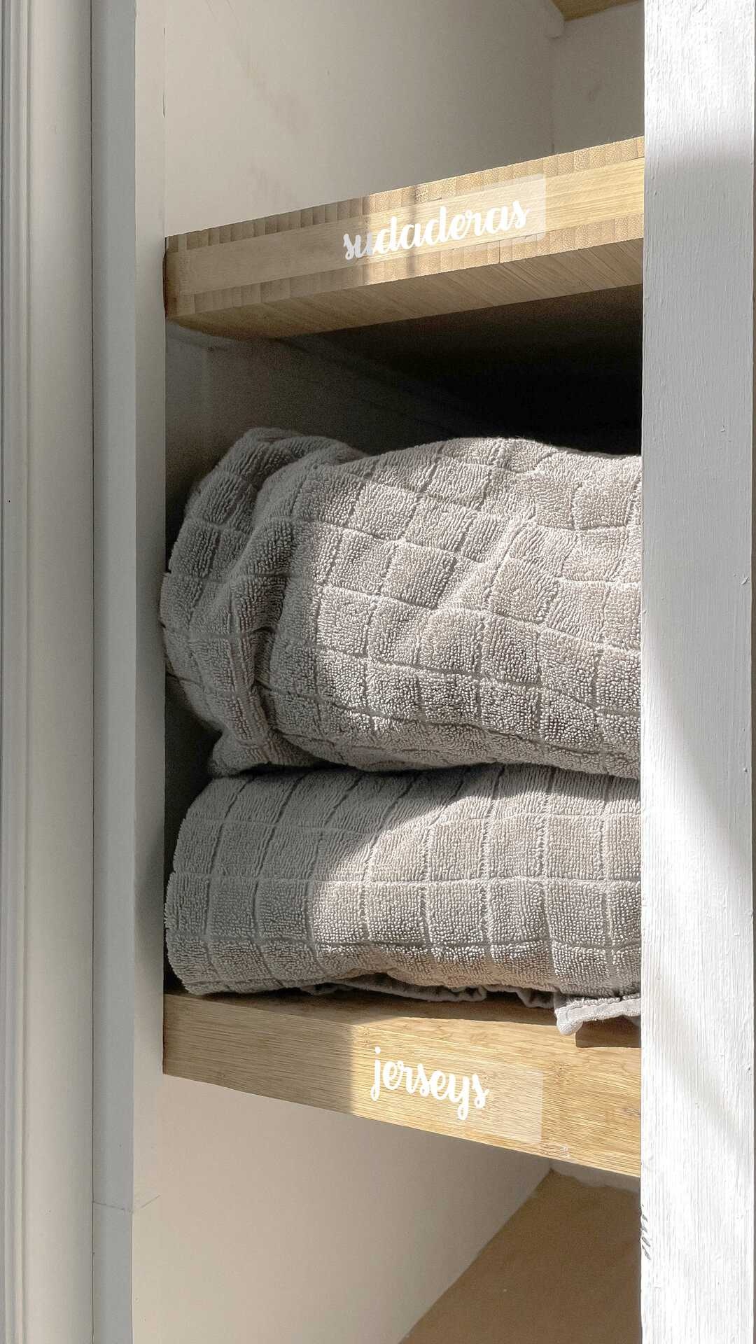 Etiquetas lettering para organizar la ropa en el armario