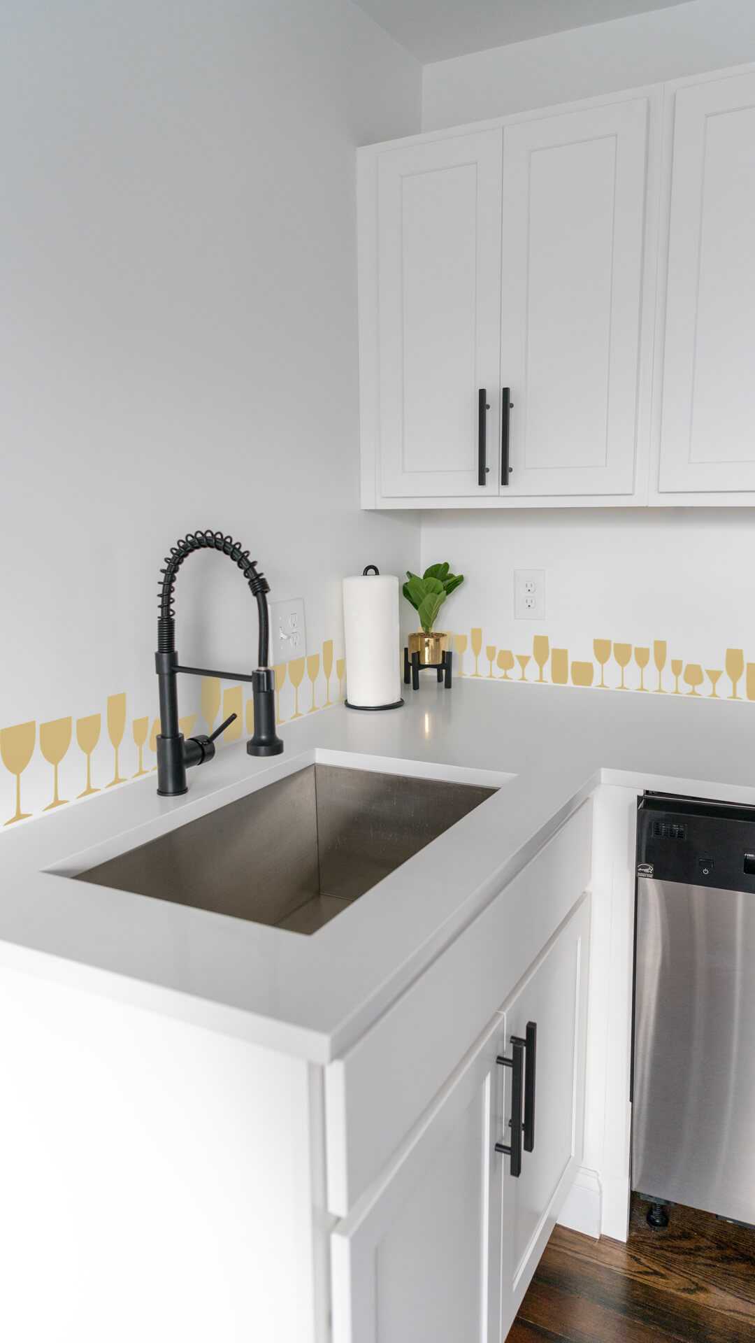 kitchen decor drinking glasses frieze